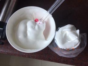 将蛋白霜装入裱花袋中