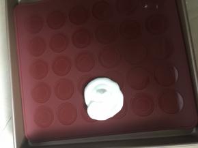 挤在铺有硅胶垫的烤盘里，形状随自己喜好挤出来，我挤的是漩涡状的