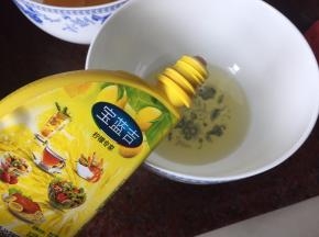 在蛋白霜里滴几滴柠檬汁