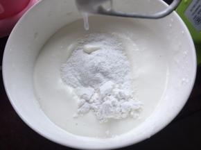 打至细腻后加入剩余的糖粉和玉米淀粉打发