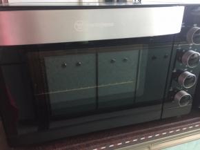 然后放入预热好的烤箱中层，以150摄氏度烤1小时