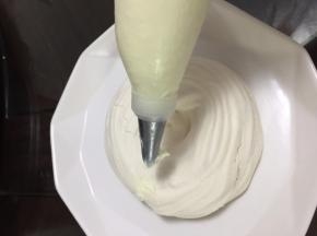 取出冷却后挤入奶油