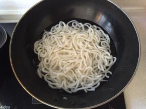 乌冬面提前过下水，再捞出