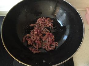 锅中少许油，炒牛肉丝