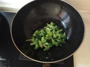 翻炒均匀后盛出，重起油锅炒西兰花