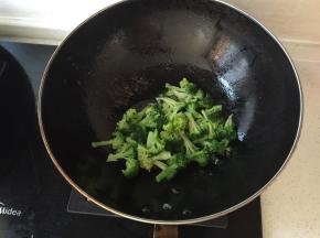 翻炒均匀后盛出，重起油锅炒西兰花
