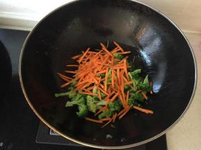 加入胡萝卜，少许盐调味