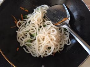 加入乌冬面一起翻炒