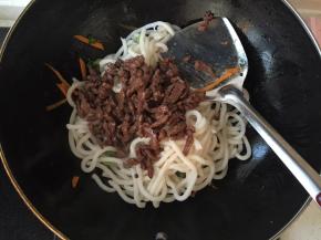 再加入炒好的牛肉丝