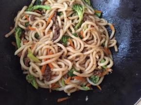 再加入适量的黑胡椒调味料，翻炒均匀即可