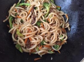 再加入适量的黑胡椒调味料，翻炒均匀即可