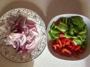 洋葱洗净切碎条，青红椒切片