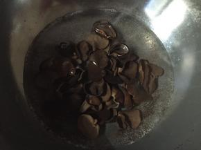 泡发好的木耳有根蒂的要去除，洗干净，焯水