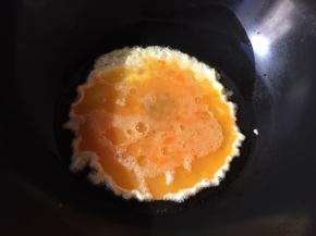 起油锅炒鸡蛋，滑散炒好后盛出备用