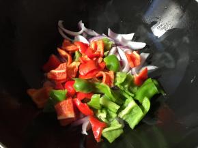 重起油锅炒洋葱和辣椒，加少许盐调味