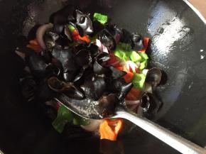 翻炒片刻后加入焯过水的木耳一起翻炒，淋入少许生抽