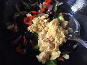 加入之前炒好的鸡蛋均匀即可出锅