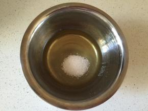 盆中倒入玉米油，加入白糖拌匀