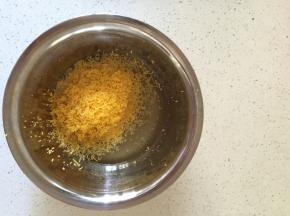 筛入两个熟蛋黄拌匀