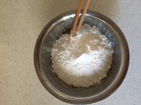 筛入低粉，玉米淀粉拌匀