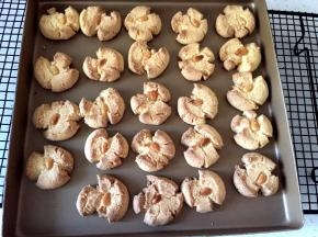 烤箱预热，上火170度，下火150度，20分钟即可