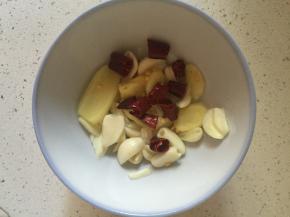 准备好姜，蒜，干辣椒