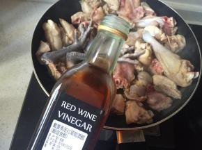加入少许红葡萄酒醋（没有加料酒），翻炒片刻后关火