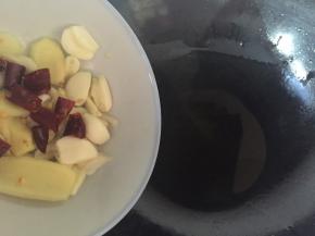 重起油锅，烧热后加入配料中的姜、蒜、干辣椒，煸香