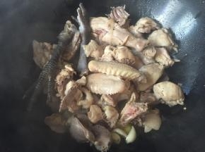 倒入之前煸过的鸡块