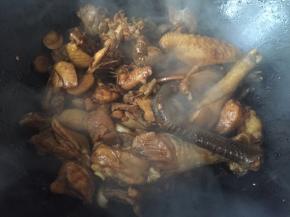 加入适量生抽、老抽、一勺耗油，翻炒均匀