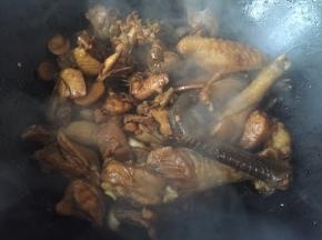 加入适量生抽、老抽、一勺耗油，翻炒均匀