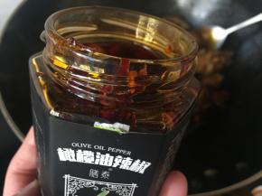 加入3勺橄榄油辣椒
