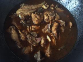 加入适量清水，大火煮开后转小火炖煮30分钟左右即可