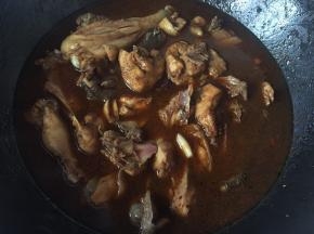 加入适量清水，大火煮开后转小火炖煮30分钟左右即可