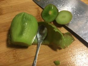 猕猴桃先把头和尾去掉，然后用勺子挖一圈即可完美去皮。