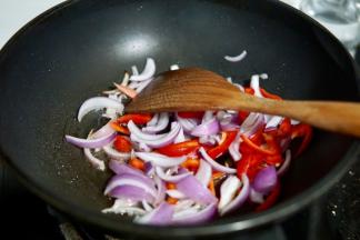 放入洋葱和红椒，煸炒一小会
