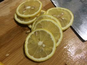 把柠檬也切成厚度一致的片状。