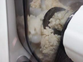 面团变成絮状即可，不是成团哦 成团就太湿了出面很容易黏连
