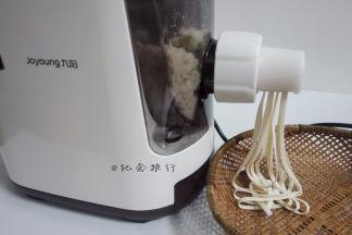 九阳面条机三分钟就出面又快又省心，面条根根分明，撒一点点粉 其实水分合适不撒也没什么关系，面条机是下出面不容易黏连