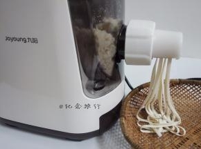 九阳面条机三分钟就出面又快又省心，面条根根分明，撒一点点粉 其实水分合适不撒也没什么关系，面条机是下出面不容易黏连