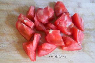 准备一个番茄切成小块备用