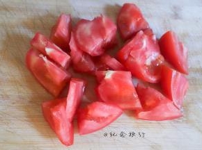 准备一个番茄切成小块备用