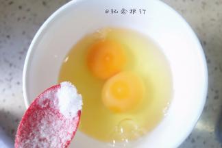 两个鸡蛋加入一点点盐一小勺水打散备用