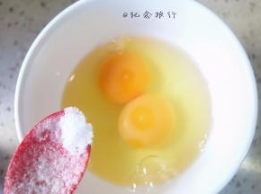 两个鸡蛋加入一点点盐一小勺水打散备用