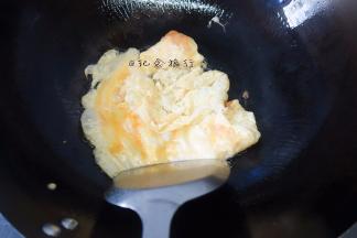 下油锅炒成大块的鸡蛋当快凝固了就盛出备用