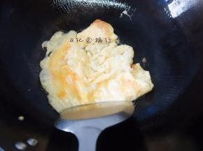 下油锅炒成大块的鸡蛋当快凝固了就盛出备用