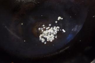 另起油锅热锅冷油加入蒜末炒出香味
