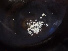 另起油锅热锅冷油加入蒜末炒出香味