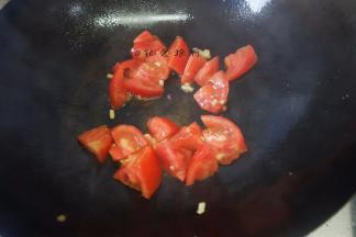 放入番茄翻炒