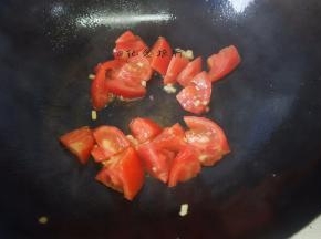 放入番茄翻炒